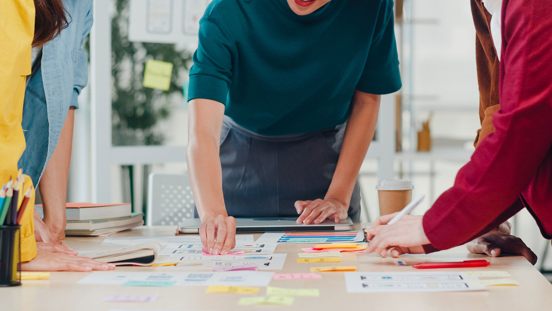 Equipo creativo pone en práctica el brainstorming